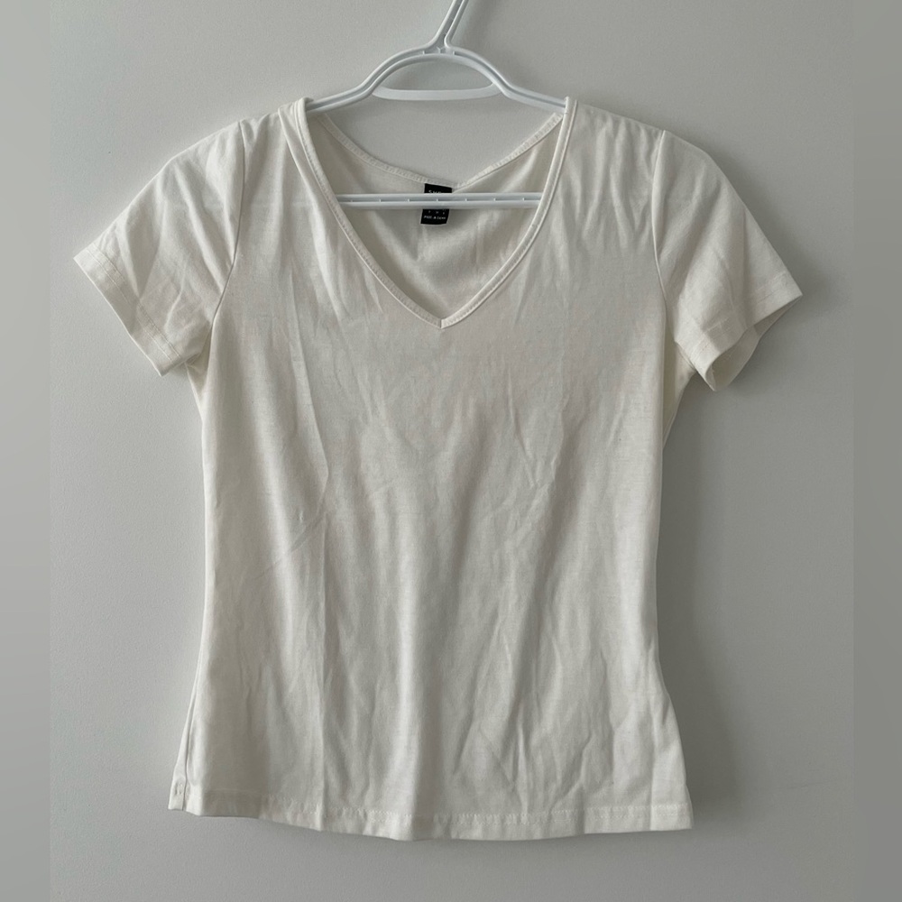 White V Neck T Shirt - size US 4
